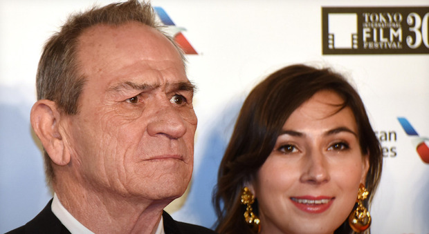 Tommy Lee Jones, la figlia Victoria trovata morta in un hotel la notte di Capodanno: aveva 34 anni