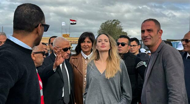 Angelina Jolie visita Rafah, l'incontro con i palestinesi feriti e i funzionari della Mezzaluna Rossa