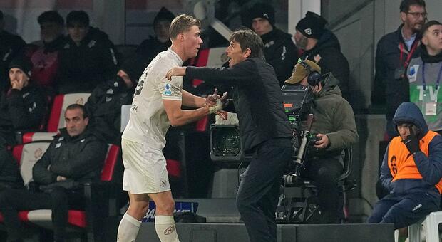 Conte con Hojlund durante Cremonese-Napoli