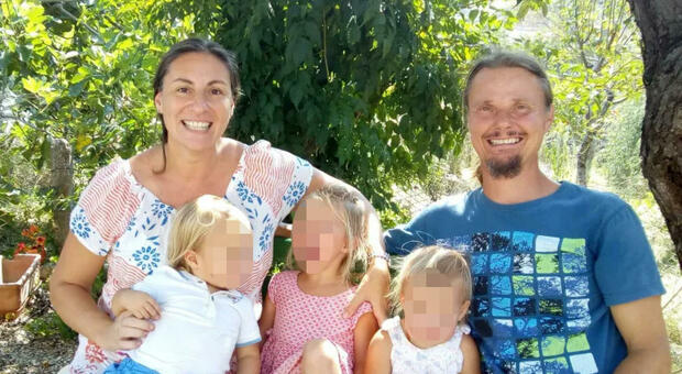 Famiglia nel bosco, l'allarme dello psichiatra: «I bimbi traumatizzati, si fanno male da soli e hanno scatti d'ira»