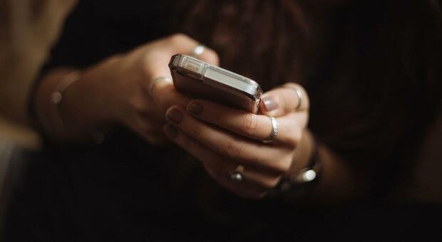 Torre Annunziata, arrestato per revenge porn: &laquo;Dammi duemila euro o  diffondo le tue foto hot&raquo;
