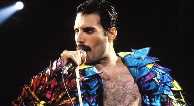 https://statics.cedscdn.it/photos/MED/2026/01/16/9301868_16183853_freddie_mercury_figlia_segreta.jpg