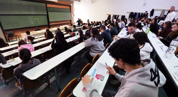  Corsi di Medicina a Tirana, studenti campani in rivolta 