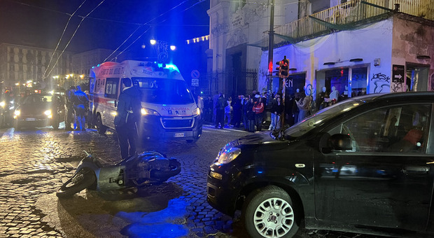  Incidente a Napoli, non rispettano il rosso: due giovani in moto si schiantano contro un'auto 