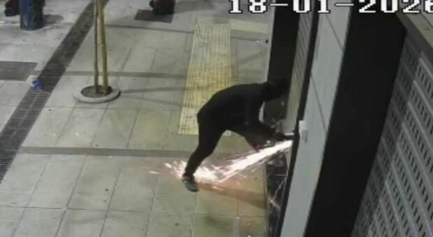  Napoli, tentato furto in un bar all'Arenella: il racconto del proprietario e il video dei ladri in azione 