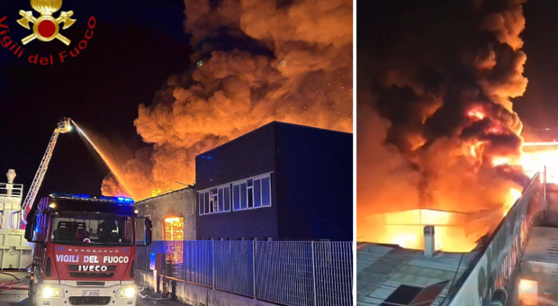 Incendio a un capannone, divorato dalle fiamme nella notte. Il sindaco Righi: «Attendiamo l'analisi Arpav dell'aria, il vento spinge verso sud la nube di fumo»