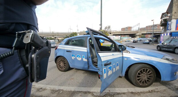  Napoli, tenta il suicidio, salvato dagli agenti: «Colpa degli usurai: volevo farla finita» 