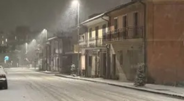  Avellino, neve nella notte in Irpinia: scuole chiuse ad Andretta e Bisaccia 