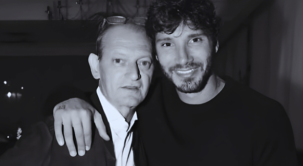 STEFANO DE MARTINO, LACRIME AI FUNERALI DEL PADRE: TUTTI I DETTAGLI