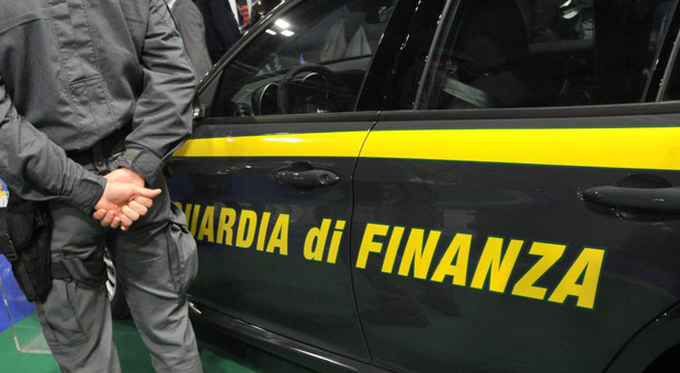 Fatture false per evadere le tasse: indagati in sette, c'è anche un consigliere comunale. Sequestrate 36 auto e 10 case