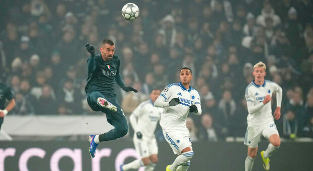 Champions League, il Napoli si qualifica se...tutti gli scenari per la partita contro il Chelsea: con il pareggio il rischio di essere eliminati è alto