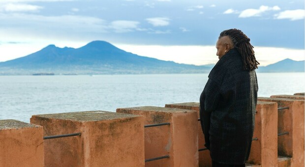 Le anticipazioni di Un Posto al Sole, le prime immagini di Whoopi Goldberg sul set