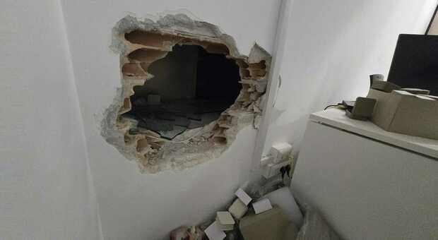  Salerno, la banda del buco: colpo a metà in una gioielleria, provvidenziale l'allarme 