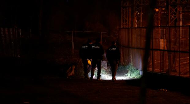 Sparatoria a Milano, il poliziotto che ha colpito alla testa il 28enne: «Ho avuto paura, non pensavo di uccidere». Chi era la vittima 