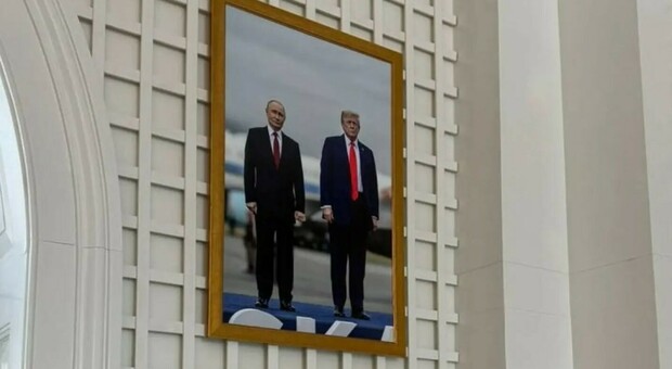 Trump, la foto con Putin in Alaska appesa alla Casa Bianca: ecco cosa significa per il presidente americano