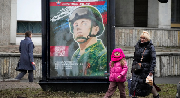 La Russia recluta nuovi soldati: bonus in denaro per attirare disoccupati e prigionieri da mandare al fronte contro l'Ucraina