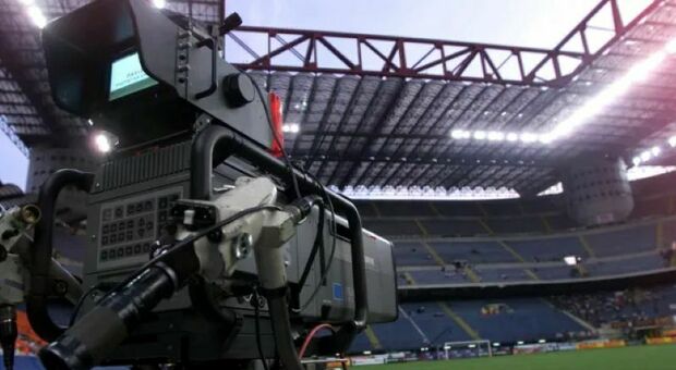  Lotta al pezzotto, perquisizioni e sequestri della Polizia: smantellata a Napoli una sim-farm con 200 schede telefoniche 