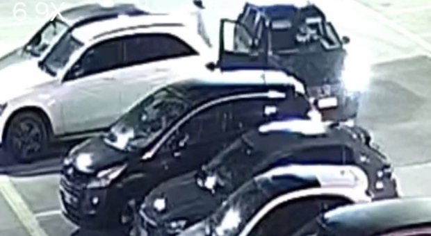  Giugliano, auto derubate e vandalizzate sulla Circumvallazione esterna: le immagini riprese dalle telecamere di sicurezza 