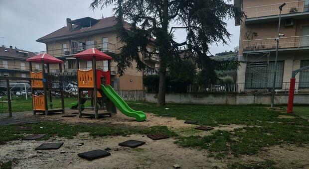 Sant'Elpidio a Mare, vandali e sporcizia nel giardino: i residenti invocano punizioni