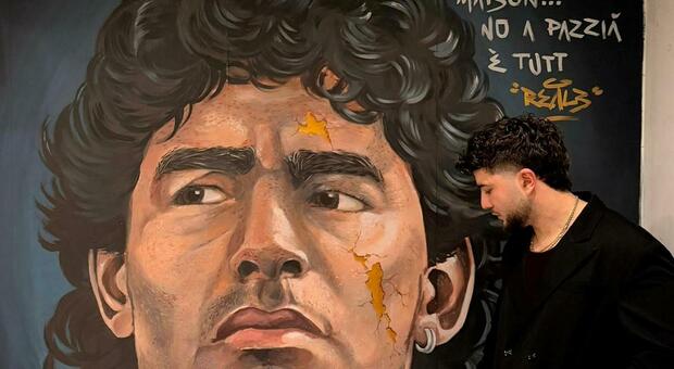  L?arte napoletana a Parigi: una gigantografia di Maradona a due passi dalla Torre Eiffel 
