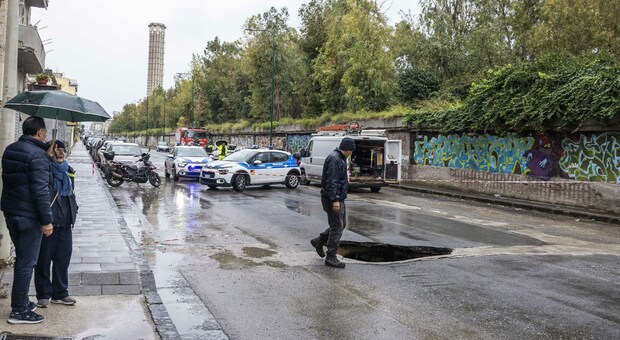  Voragine a Bagnoli, strada riaperta alla circolazione: ripristinato il tratto interrotto 