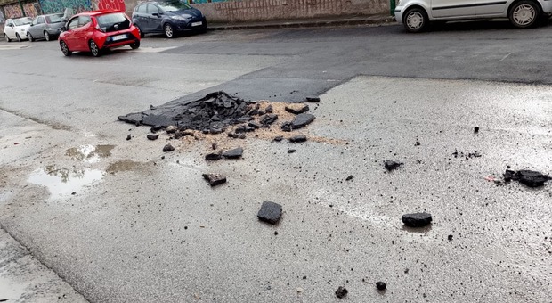  Voragine a Bagnoli, ancora disagi per i cittadini dopo la riapertura della strada 