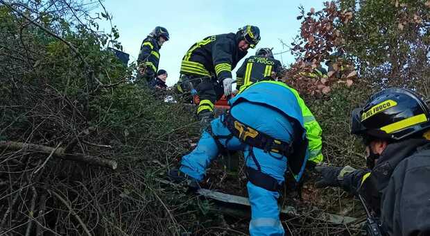  Limatola, auto precipita in un burrone profondo 20 metri: morti un 37enne e un 38enne 