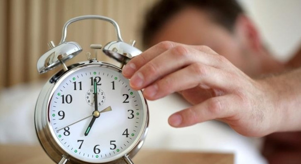 Meglio svegliarsi presto o andare a dormire tardi? Ecco chi rischia di più in termini di salute tra "allodole" e "gufi"
