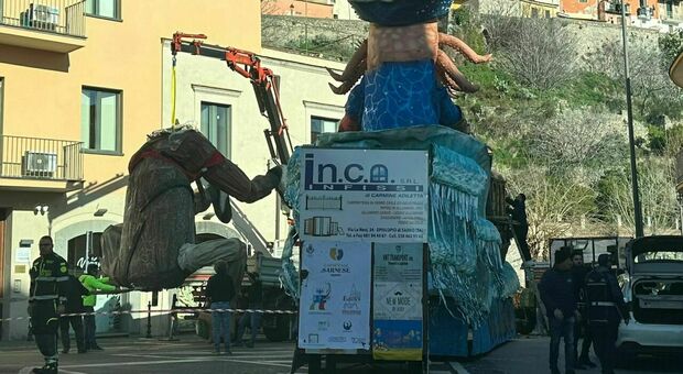  Sarno, cede un pezzo di un carro di Carnevale: ferite tre persone, bambina di nove anni ricoverata a Nocera Inferiore 