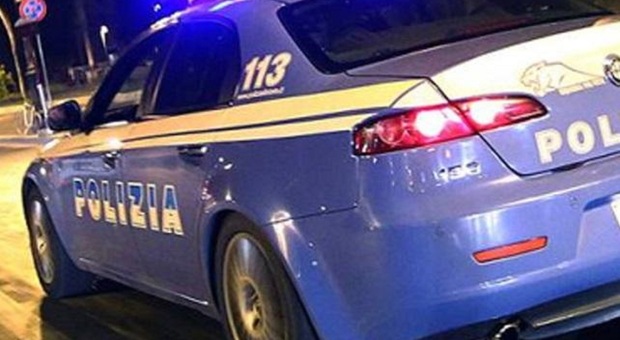 Una volante della polizia Una volante della polizia