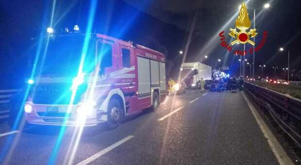 Salerno, maxi tamponamento sulla tangenziale prima dello svincolo di Mariconda: un ferito