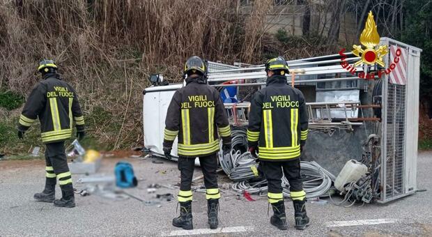 Il furgone urta il terrapieno e si ribalta in mezzo alla strada: due operai all'ospedale