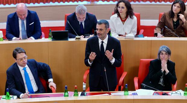 Antonio Decaro durante il suo discorso in Consiglio regionale