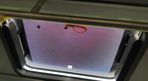 Torre del Greco, sassaiola contro l'autobus di linea. Paura e passeggeri in fuga
