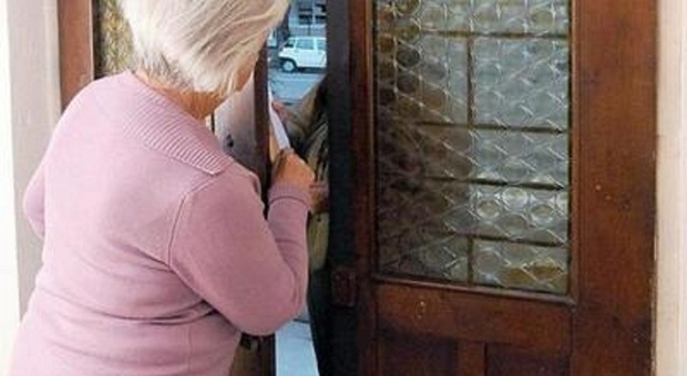 Anziana truffata dal finto avvocato consegna tutti i gioielli. Ma la polizia stava pedinando i banditi da ore: tre in carcere Anziana truffata dal finto avvocato consegna tutti i gioielli. Ma la polizia stava pedinando i banditi da ore: tre in carcere