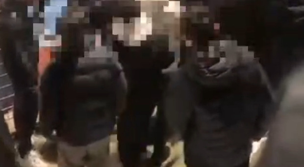 Allenatore picchiato dai "propri tifosi" alla fine del match: i violenti scavalcano la recinzione e lo aggrediscono in campo. Video