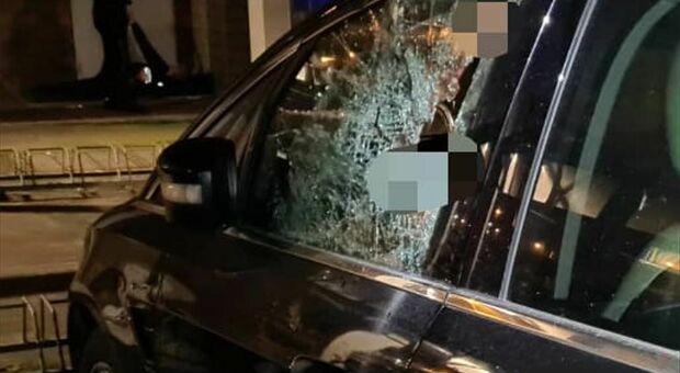 Auto spaccate nel quartiere Pertini: vandali si introducono nei veicoli per fumare e lasciano nei sedili marijuana, carte e filtrini