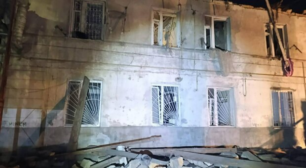 Guerra ucraina, Odessa sotto attacco russo nella notte: danni a due quartieri, colpiti una scuola e un asilo
