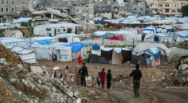 Gaza, media palestinesi: 9 morti dopo attacco israeliano, tre sono bambini. Ferito ufficiale dell'Idf