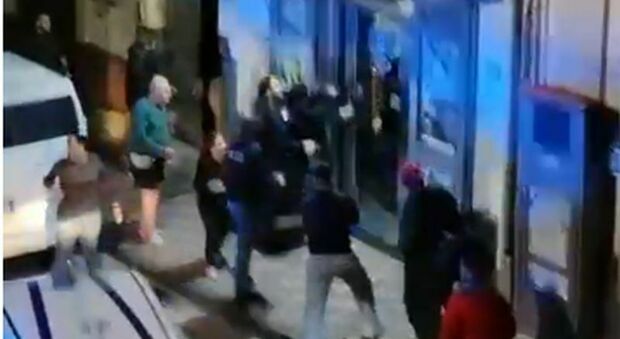 Omicidio del salumiere a Sarno, il momento della cattura dell'assassino (che rischia il linciaggio)