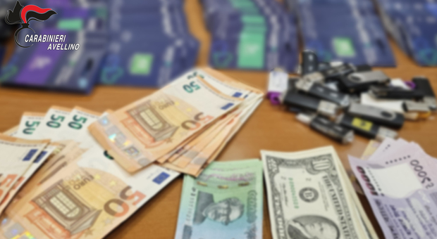 I soldi e le sim sequestrati