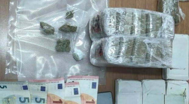 Materdei, arrestato 47enne con 1,5 kg di droga e coltello