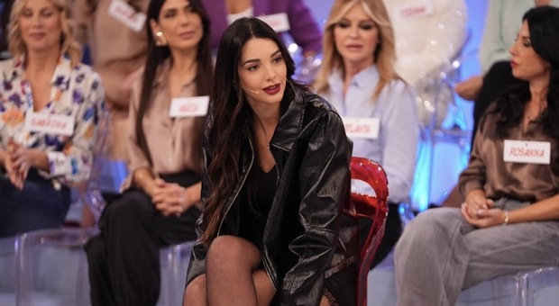 Uomini e Donne, le anticipazioni: Alessio chiude con Deborah e Rosanna, Sebastiano bacia una nuova dama, e Sara un corteggiatore