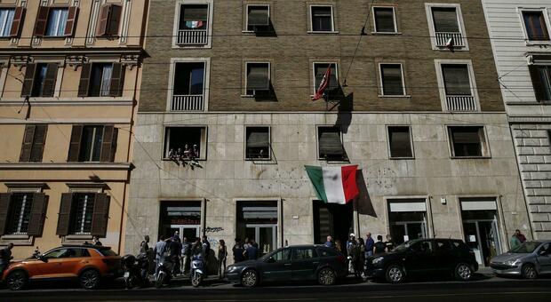Casapound a processo per il palazzo occupato di via Napoleone III a Roma. Il pm: «Danno da 4,5 milioni di euro»