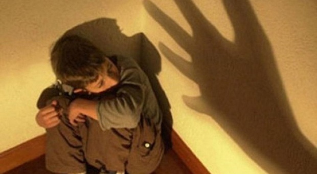 Benevento, bimbi (anche di 10 mesi) picchiati e legati all'asilo: «Si coprivano il viso terrorizzati»
