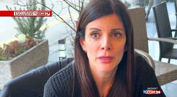  Crans Montana, i genitori delle vittime contro Jessica Moretti: «Creatrice seriale di bugie, non ha usato l'estintore». Lei: non sono fuggita 