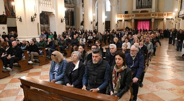 https://statics.cedscdn.it/photos/MED/2026/02/06/9343155_06074429_prete_funerale.jpg