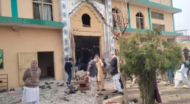 Esplosione in una moschea a Islamabad, almeno 12 morti e 25 feriti