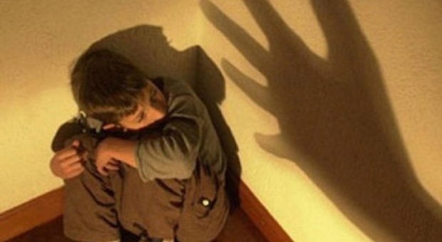 Maltrattamenti all'asilo di Benevento, le mamme: «Un incubo, i bimbi non si toccano»
