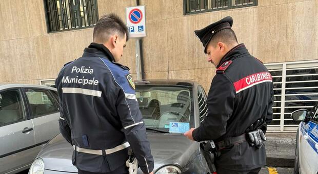  Napoli, garagisti nei guai al Vomero: le auto affidate dai clienti in sosta sulle strisce blu 